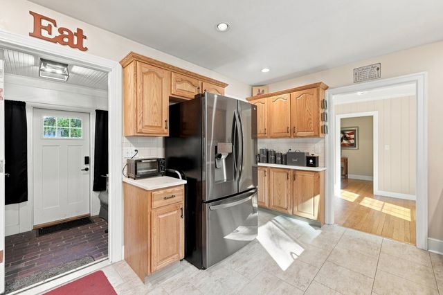 17 Longmeadow St, Longmeadow, MA 01106