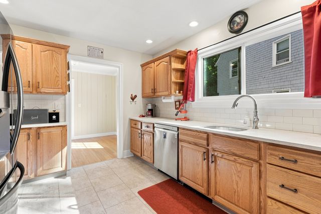 17 Longmeadow St, Longmeadow, MA 01106
