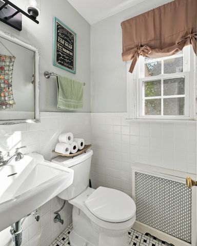 17 Longmeadow St, Longmeadow, MA 01106