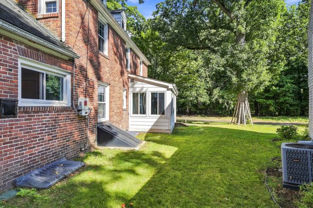 17 Longmeadow St, Longmeadow, MA 01106