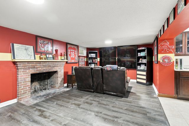 17 Longmeadow St, Longmeadow, MA 01106