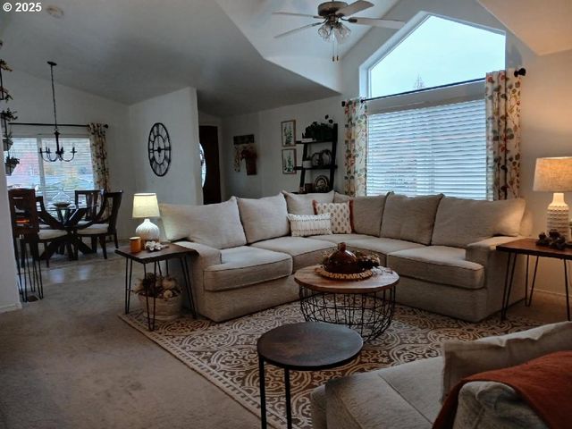 145 LITTLEBROOK Ln, Roseburg, OR 97471