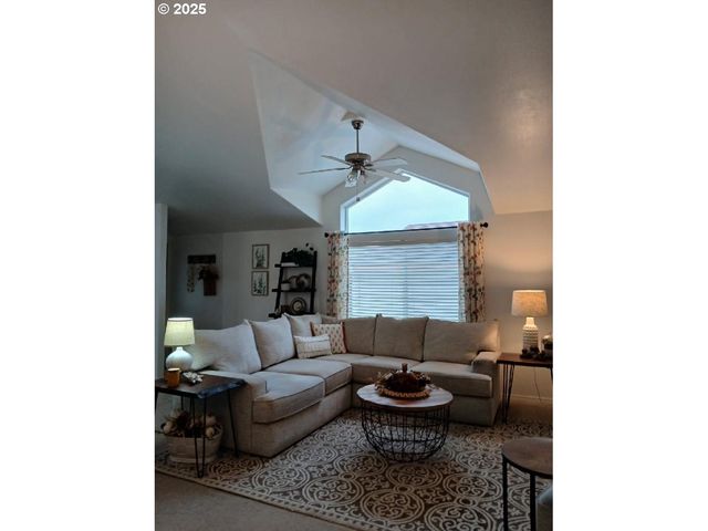 145 LITTLEBROOK Ln, Roseburg, OR 97471