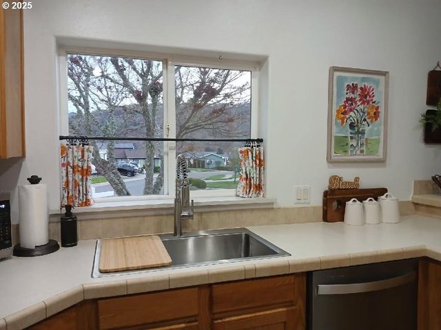 145 LITTLEBROOK Ln, Roseburg, OR 97471