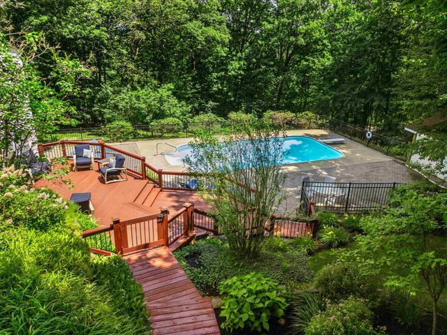 41 Roberts Road, Hopkinton, NH 03229