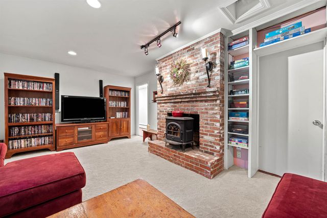 41 Roberts Road, Hopkinton, NH 03229