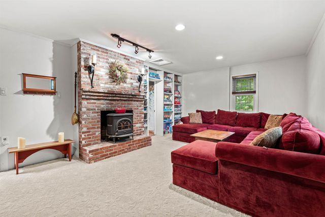 41 Roberts Road, Hopkinton, NH 03229