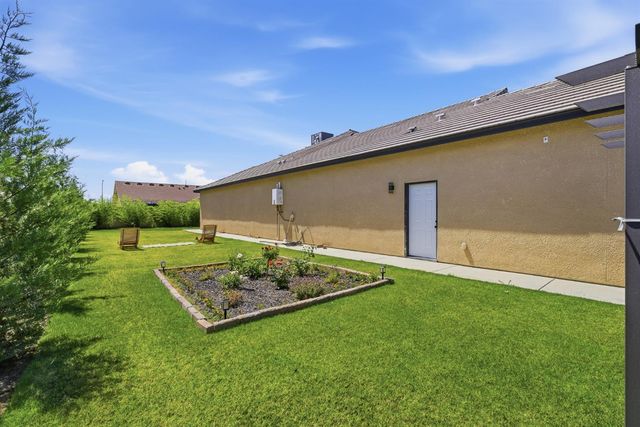 2308 S Minnewawa Avenue, Fresno, CA 93727