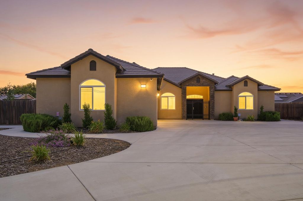 Image 1 of property listing at 2308 S Minnewawa Avenue, Fresno, CA 93727