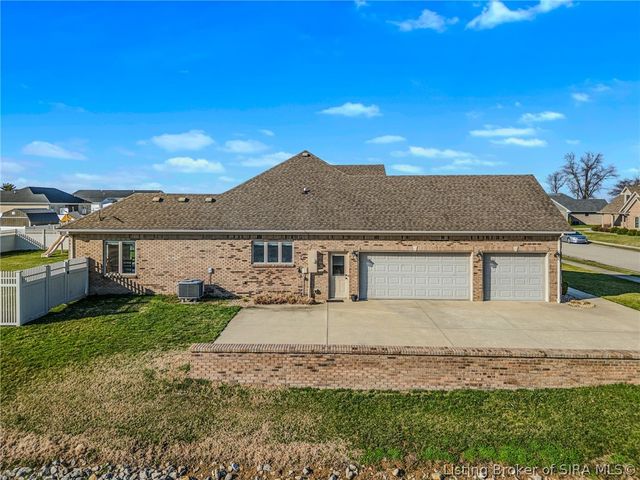 1984 Austin James Lane, Seymour, IN 47274