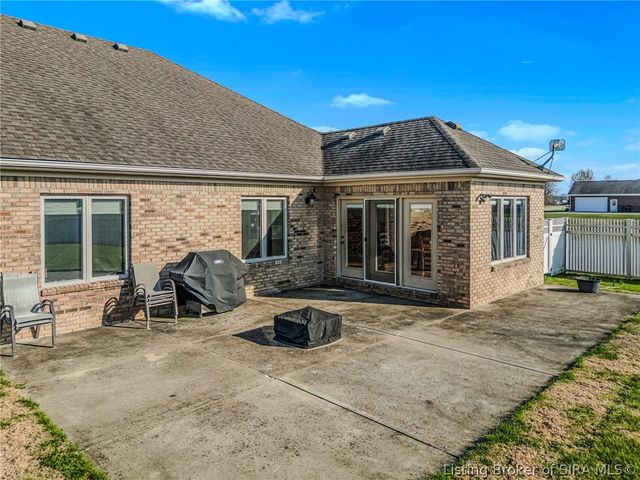 1984 Austin James Lane, Seymour, IN 47274