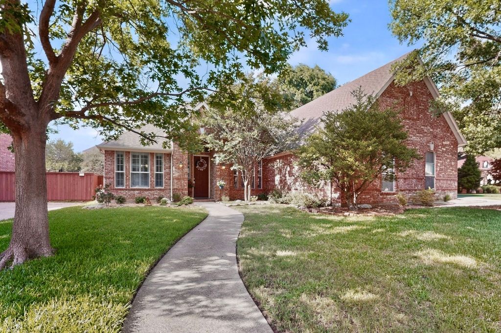 700 Salmon Run Court, Euless, TX 76039