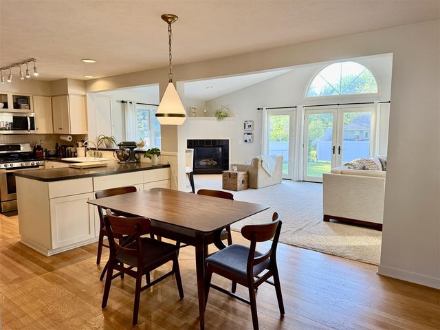945 Pembroke Street, Grand Rapids, MI 49508