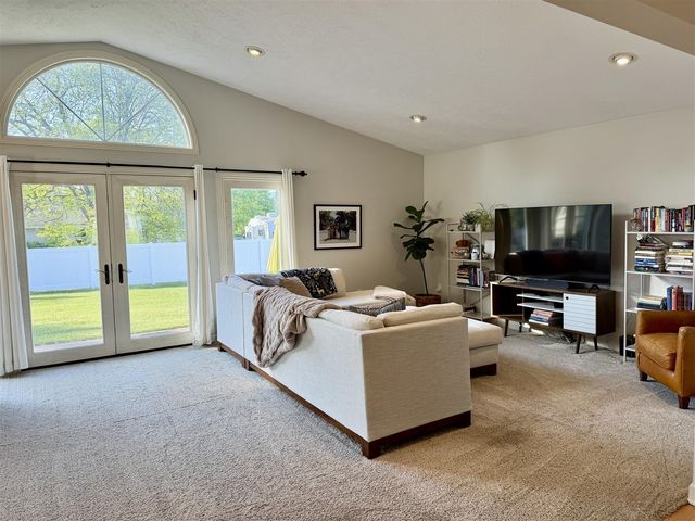 945 Pembroke Street, Grand Rapids, MI 49508