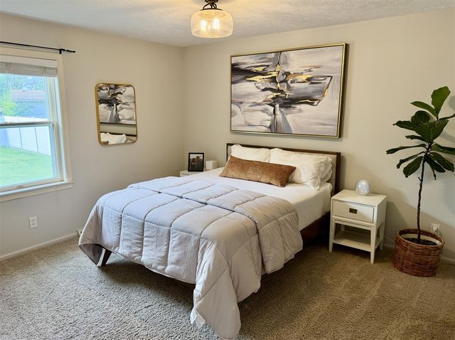 945 Pembroke Street, Grand Rapids, MI 49508