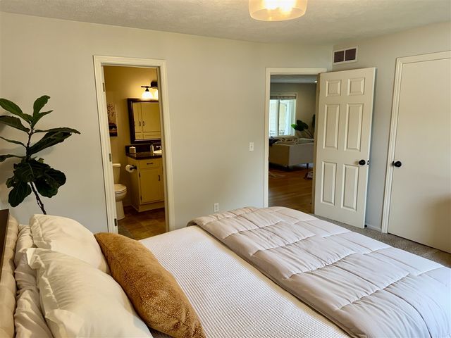 945 Pembroke Street, Grand Rapids, MI 49508