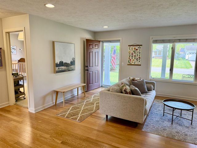 945 Pembroke Street, Grand Rapids, MI 49508