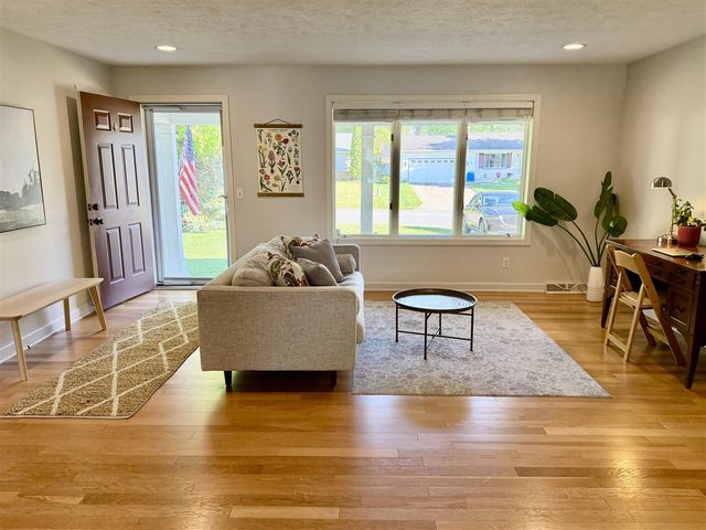945 Pembroke Street, Grand Rapids, MI 49508