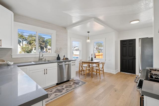 5500 5500 Laverne Ave, Oakland, CA 94605