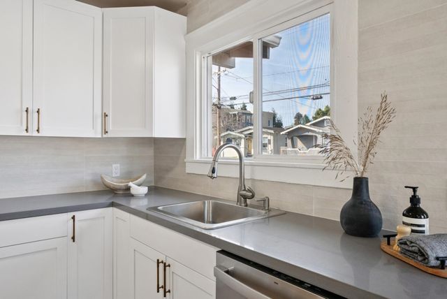 5500 5500 Laverne Ave, Oakland, CA 94605