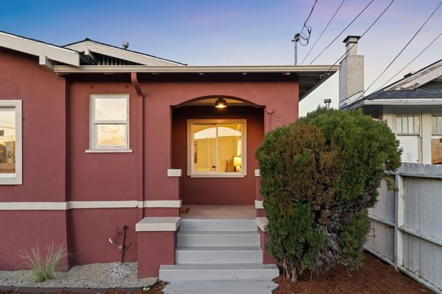 5500 5500 Laverne Ave, Oakland, CA 94605