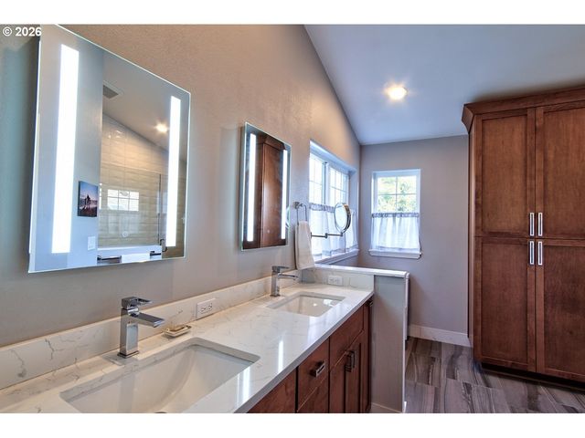 1943 Ne 51ST Ave, Hillsboro, OR 97124