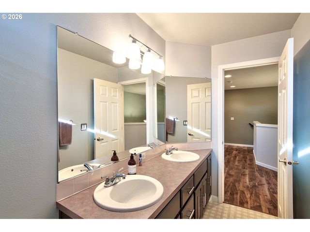 1943 Ne 51ST Ave, Hillsboro, OR 97124