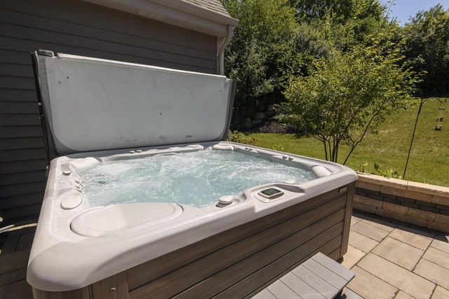 587 Cottonwood LANE, Grafton, WI 53024