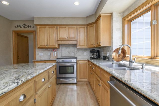 587 Cottonwood LANE, Grafton, WI 53024