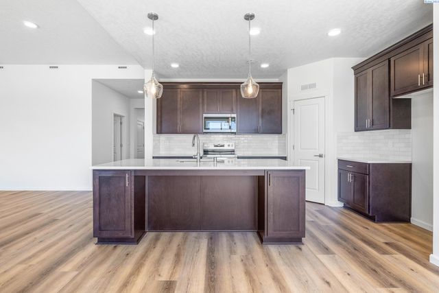 310 Amberly Ave, Grandview, WA 98930