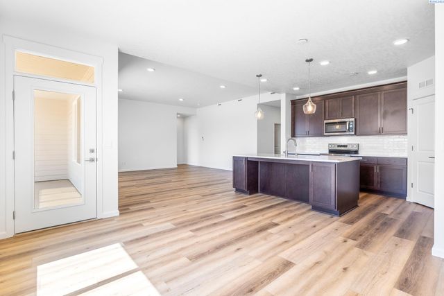 310 Amberly Ave, Grandview, WA 98930