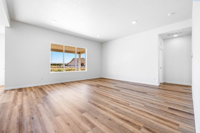 310 Amberly Ave, Grandview, WA 98930