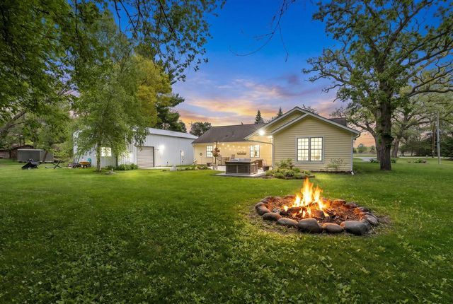 W377S5229 Pretty Lake ROAD, Dousman, WI 53118