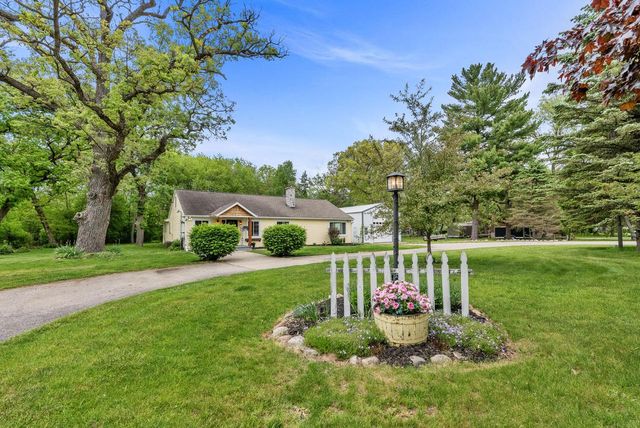 W377S5229 Pretty Lake ROAD, Dousman, WI 53118