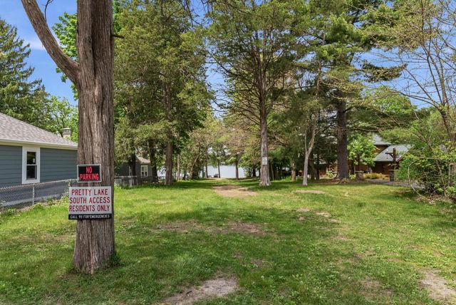 W377S5229 Pretty Lake ROAD, Dousman, WI 53118