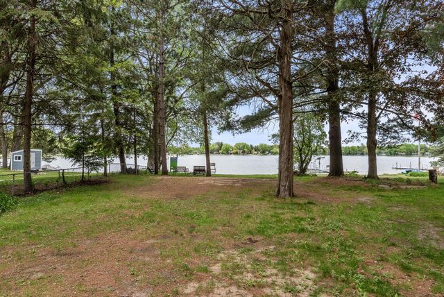 W377S5229 Pretty Lake ROAD, Dousman, WI 53118
