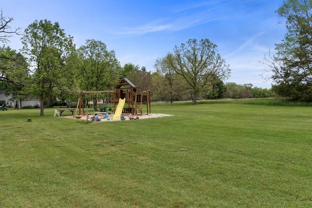W377S5229 Pretty Lake ROAD, Dousman, WI 53118