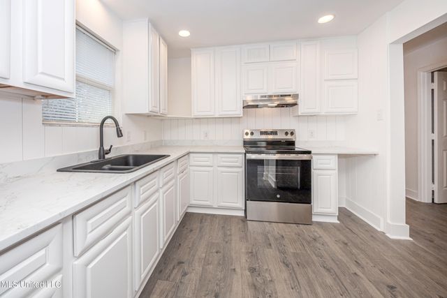 5308 Center Street, Ocean Springs, MS 39564