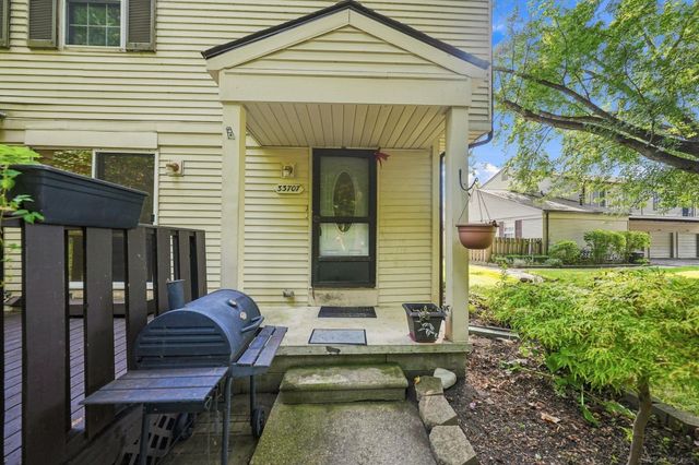 33707 Bayview Dr Drive, Chesterfield, MI 48047