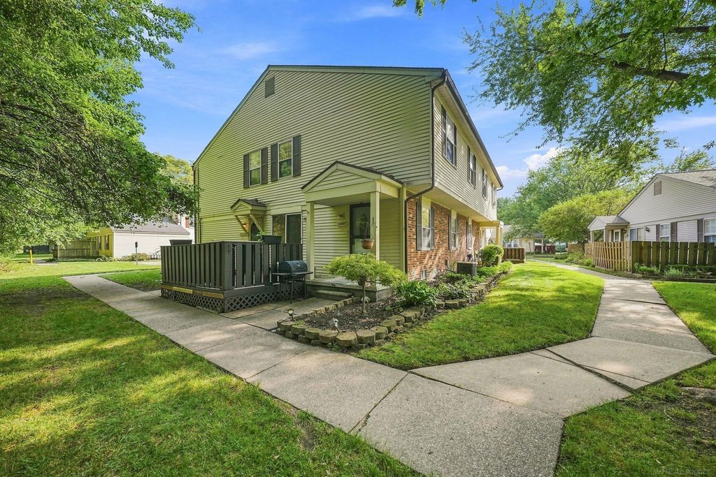 33707 Bayview Dr Drive, Chesterfield, MI 48047
