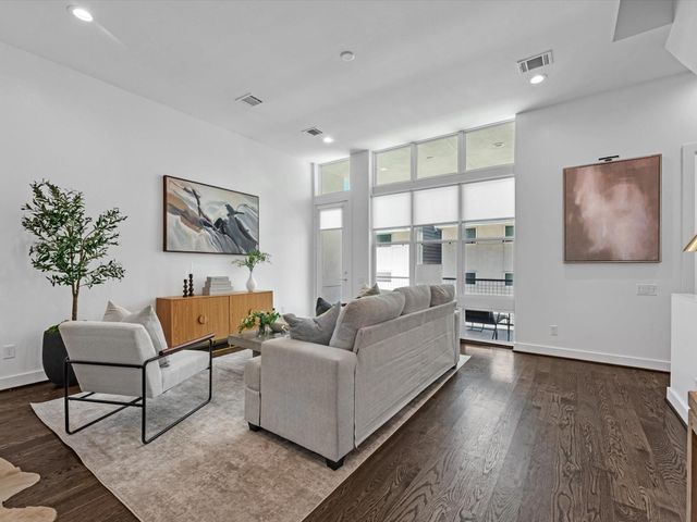 5871 E Post Oak Lane, Houston, TX 77055
