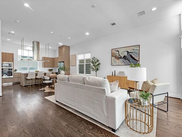 5871 E Post Oak Lane, Houston, TX 77055