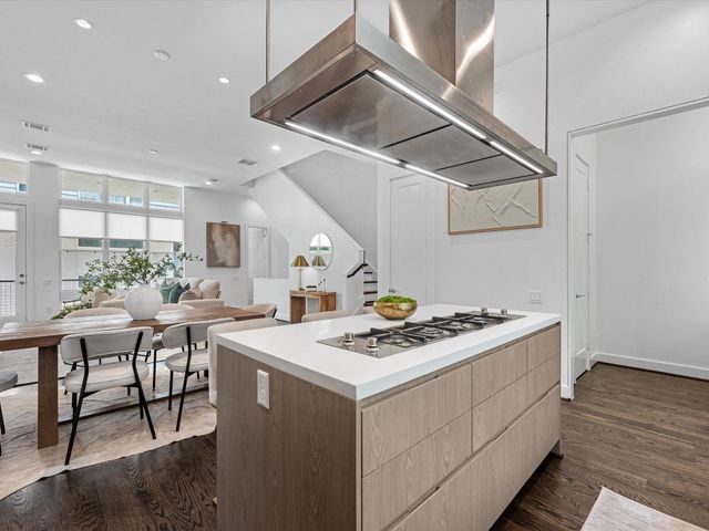 5871 E Post Oak Lane, Houston, TX 77055