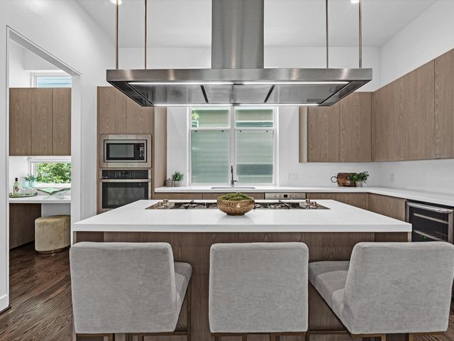 5871 E Post Oak Lane, Houston, TX 77055