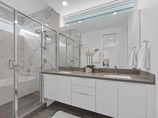 5871 E Post Oak Lane, Houston, TX 77055