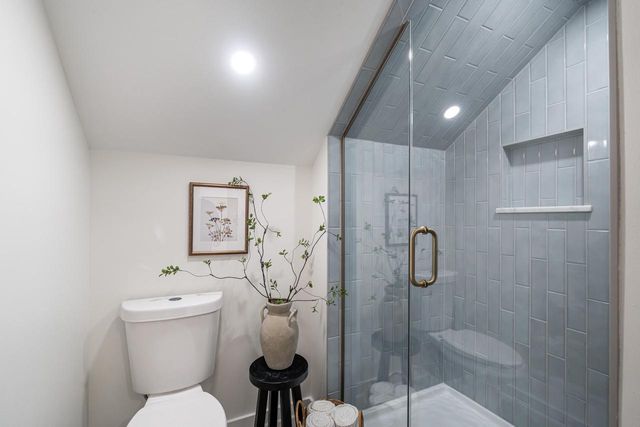 860 W La Salle AVENUE, Glendale, WI 53209