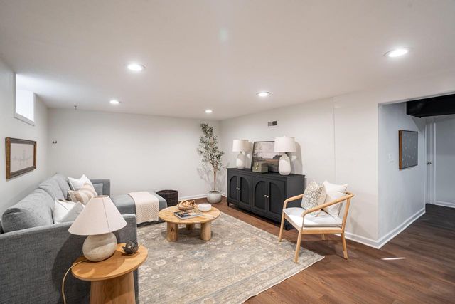 860 W La Salle AVENUE, Glendale, WI 53209