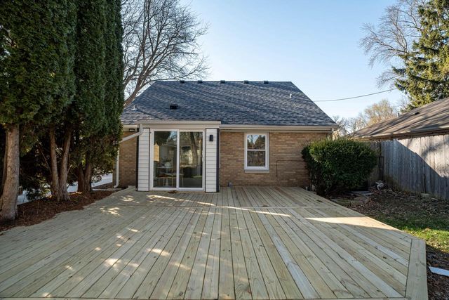 860 W La Salle AVENUE, Glendale, WI 53209