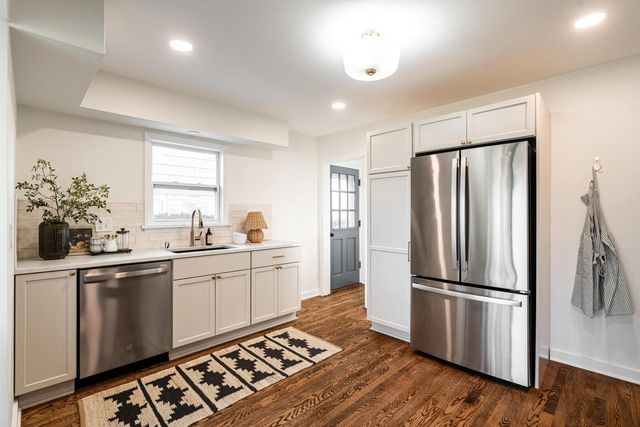 860 W La Salle AVENUE, Glendale, WI 53209