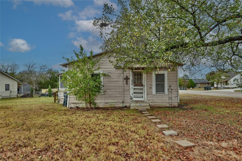 207 S Waco ST, Giddings, TX 78942